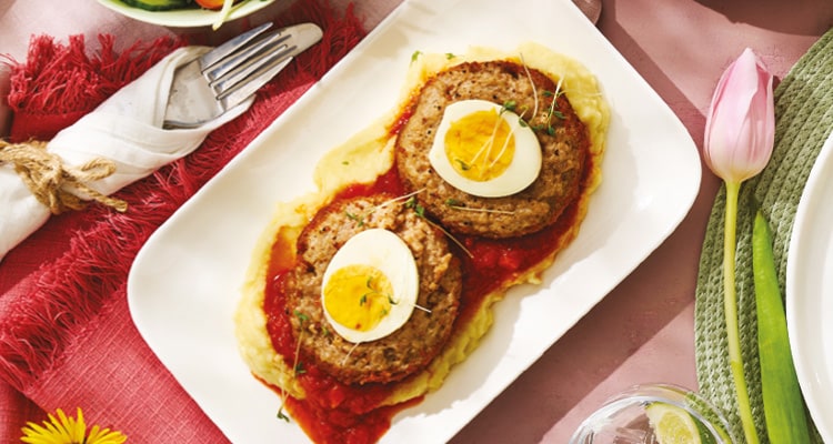 Paasburger op een bedje van versbereide tomatensaus en puree