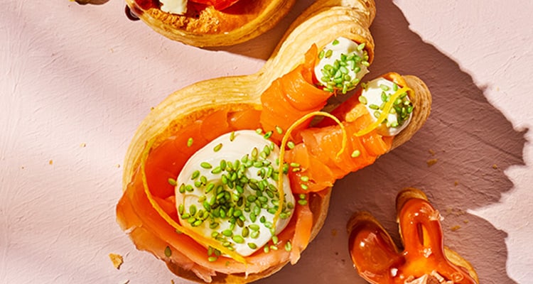 Paaspasteitje met gerookte zalm, wasabi creme en sesam