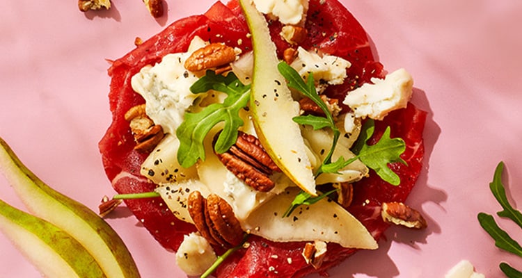 Rundercarpaccio met peer, blauwschimmelkaas en pecan