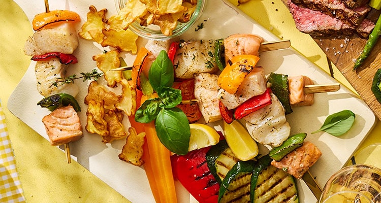 Visbrochette met aardappel paashaasjes en gegrilde groenten