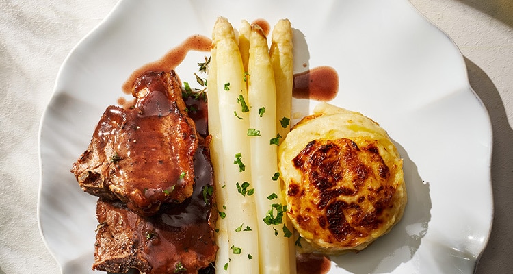 Lamskotelet met lamsjus, gratin en witte asperges