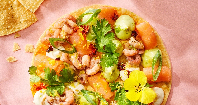 Pappadum met Hollandse garnalen, zalm en avocado