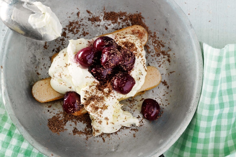 luchtige mascarpone met kersen en lange vingers 