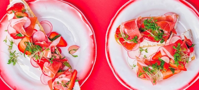 Stokbrood met gemarineerde aardbeien