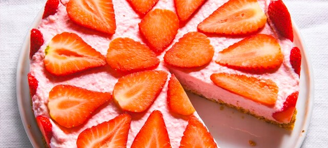 Aardbeienskyrtaart met havermoutbodem