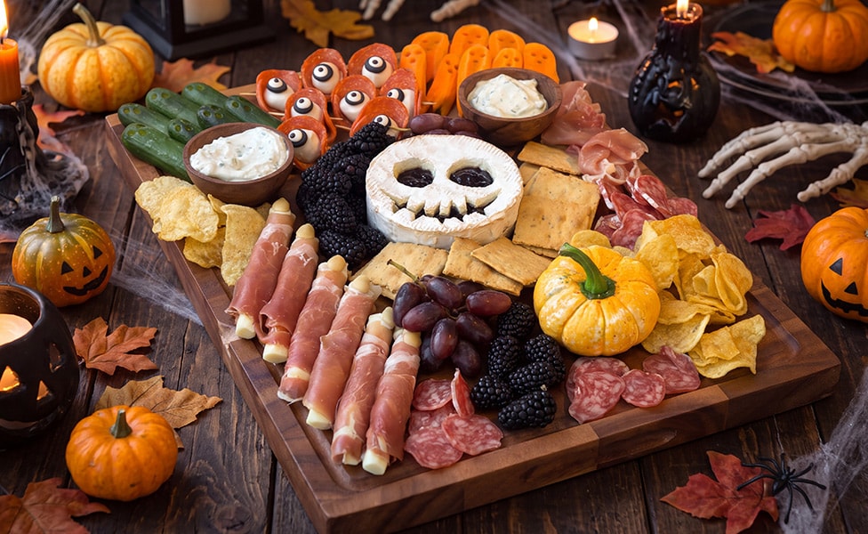 Borrelplank vol griezelig lekkere Halloween-borrelhapjes.