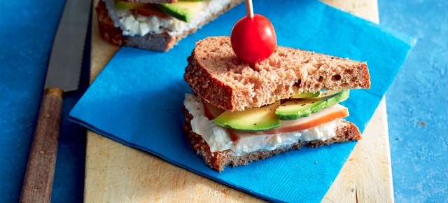 Sandwich met hüttenkäse gerookte kip en avocado