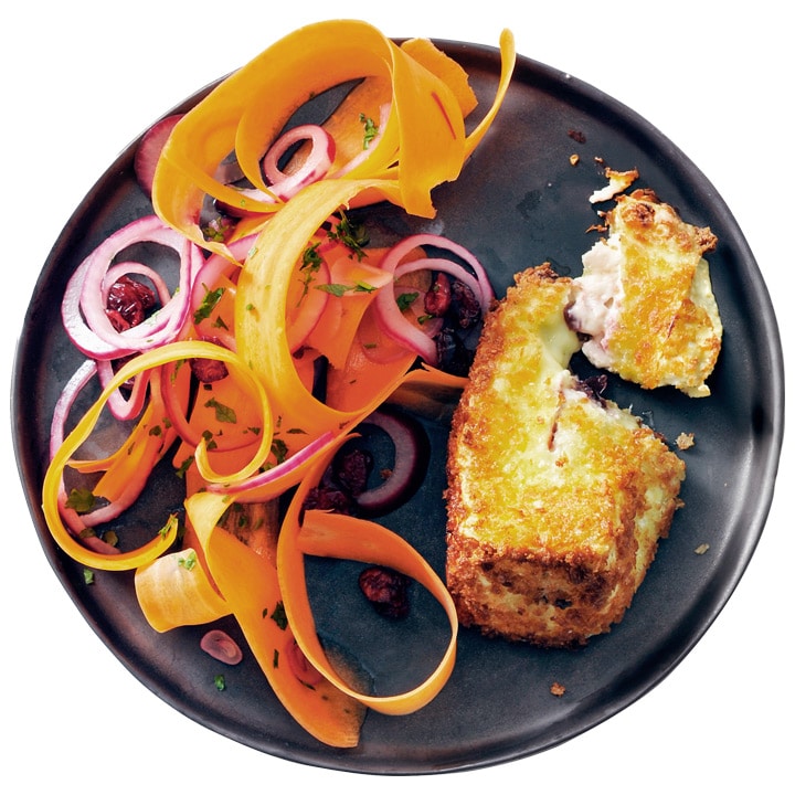 Beeld gebakken brie met wortelsalade