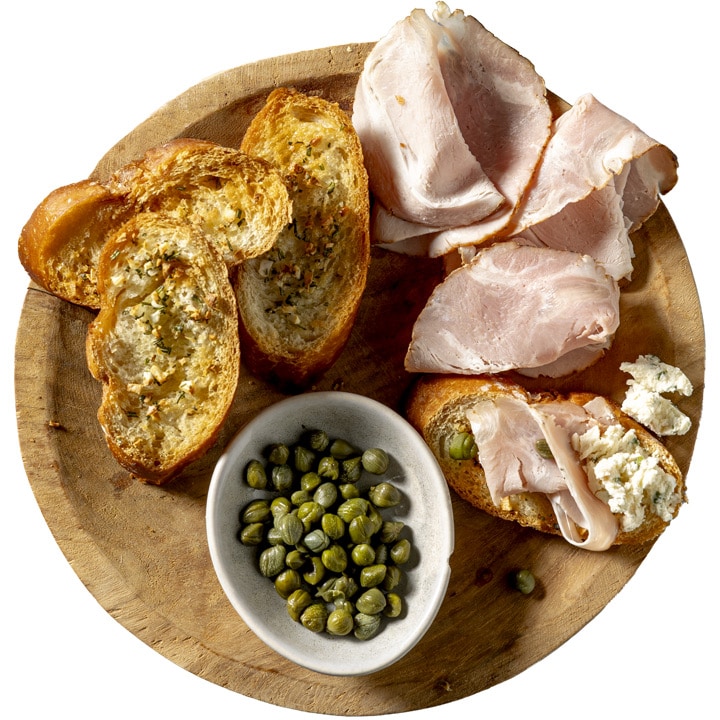 Beeld rozemarijntoast met vitello