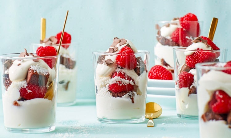 Mini brownietrifle met frambozen en kokos