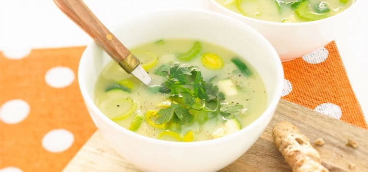 Aardappel-maaltijdsoep met broodstengels