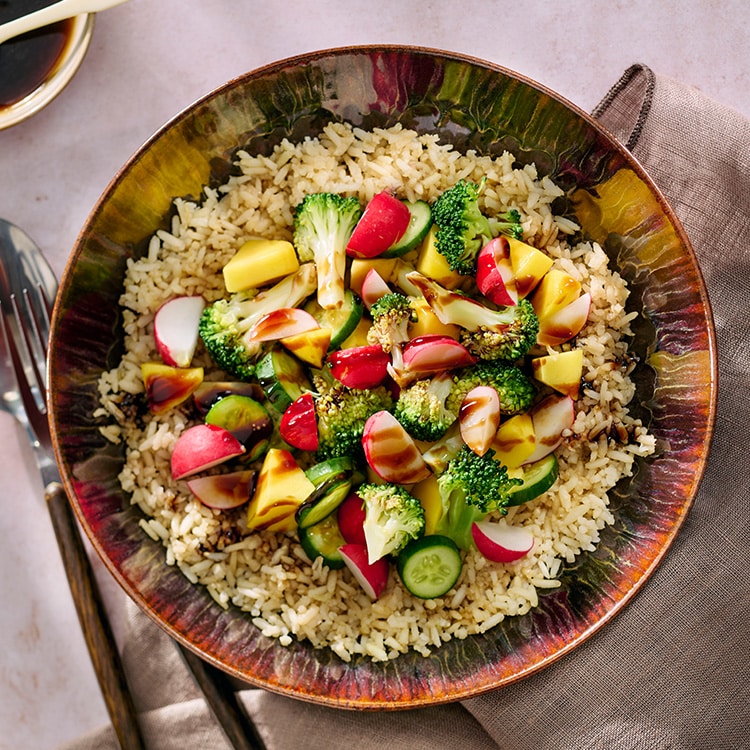 Rijstbowl met mango, broccoli en radijs