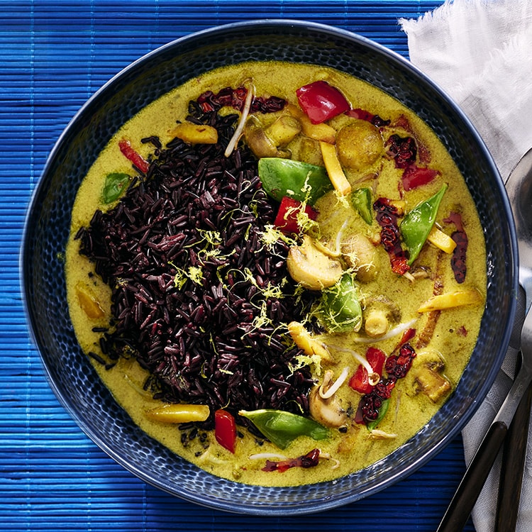 Gele currysoep met zwarte rijst en mini champignons