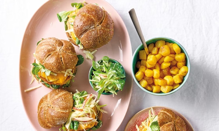Krokante visburger met koolsla en krieltjes