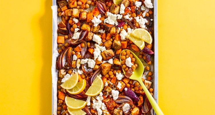 Traybake met kikkererwten, zoete aardappel en feta