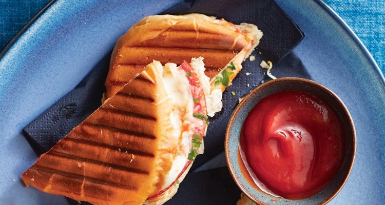 Italiaanse salamimozzarellatosti met tomatenketchup